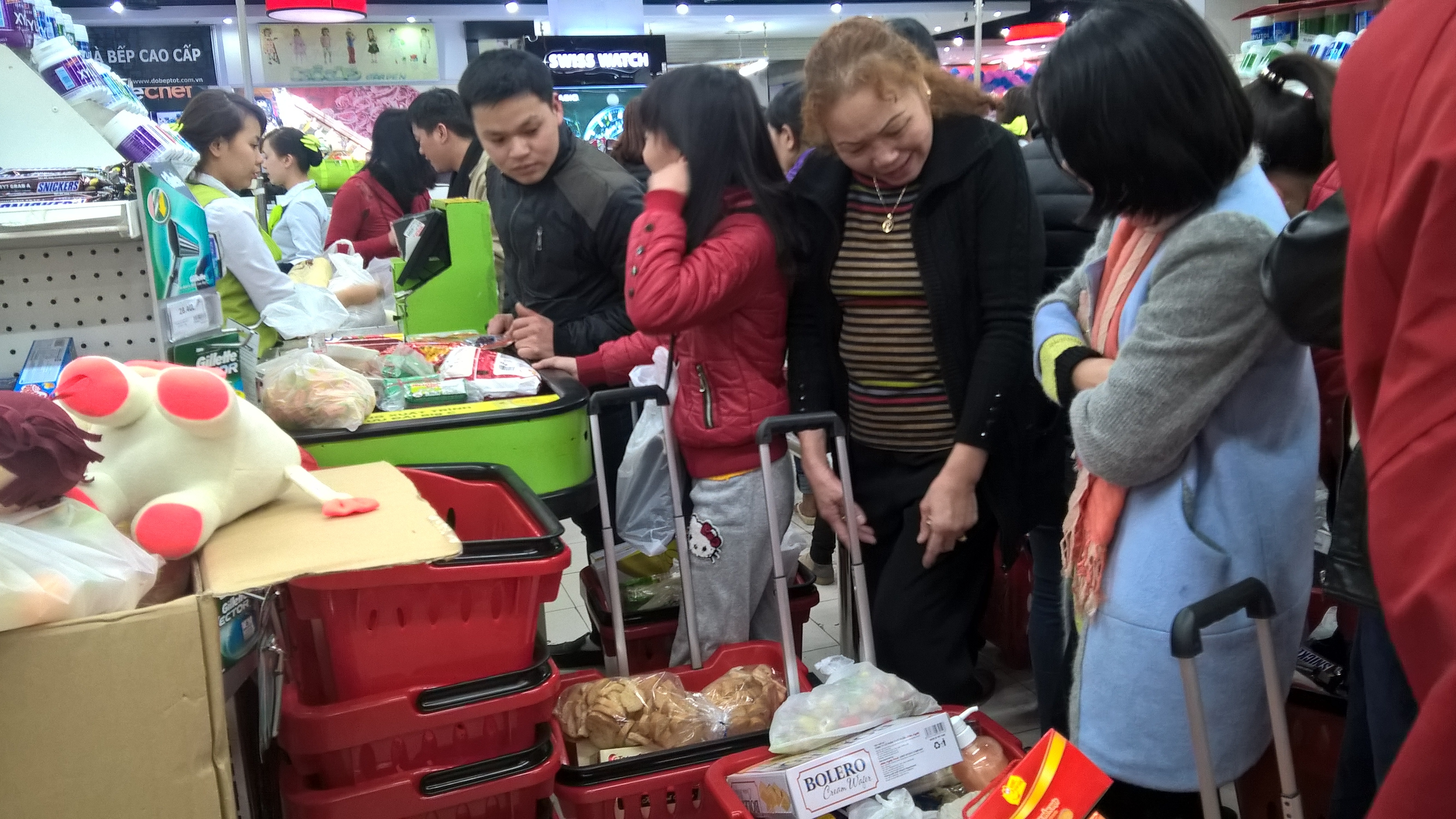 Nửa đêm nghẹt thở trong siêu thị sắm Tết - 12 Cảnh chen lấn, tranh cãi thanh toán đã xảy ra vì ai cũng muốn nhanh để về chuẩn bị tết