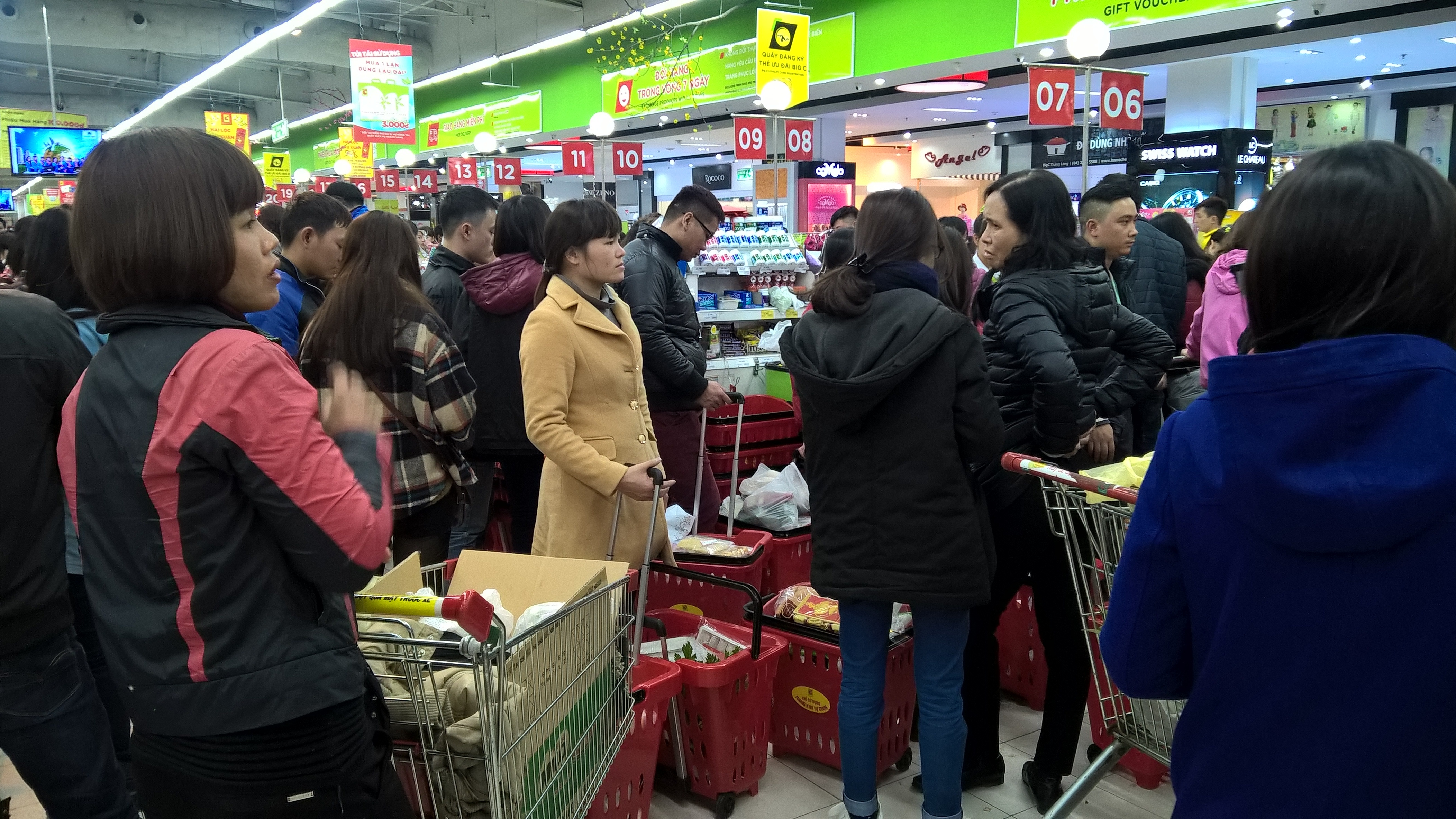 Nửa đêm nghẹt thở trong siêu thị sắm Tết - 1
Tại quầy thanh toán, người và hàng kẹt cứng dù lúc này là hơn 9h đêm