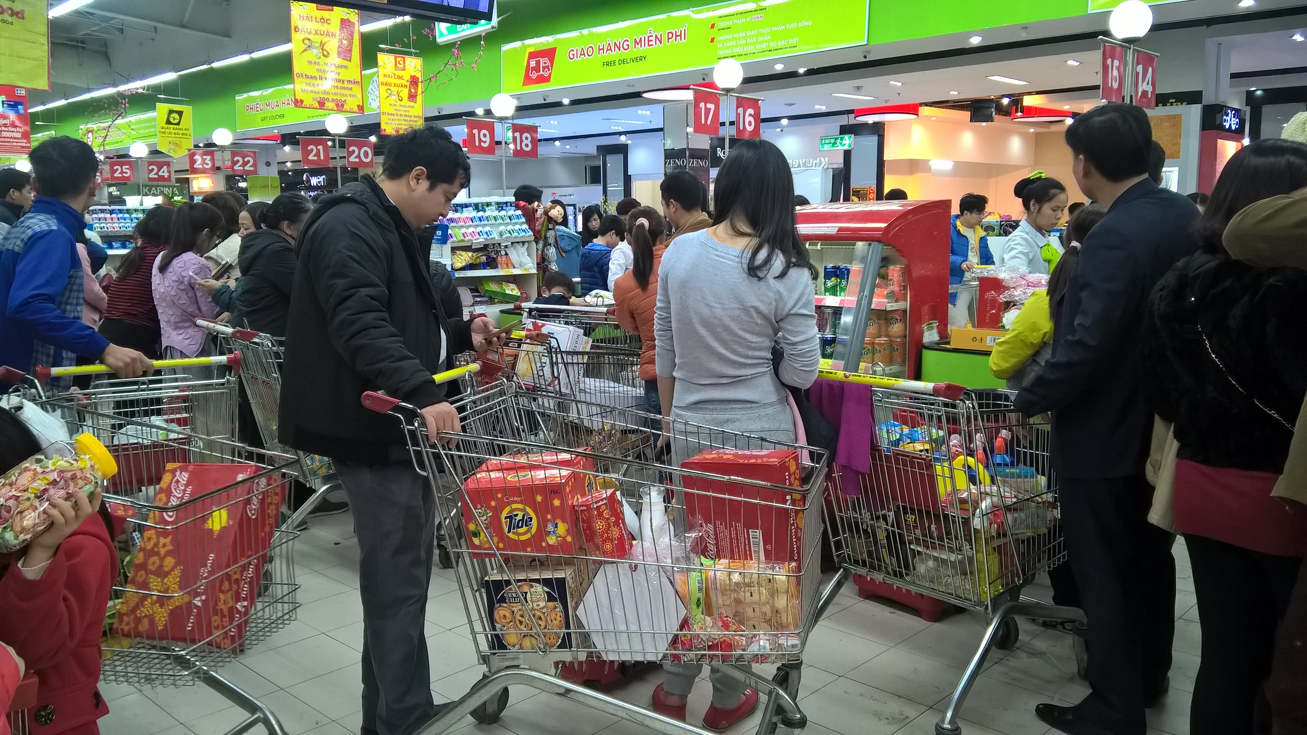 Nửa đêm nghẹt thở trong siêu thị sắm Tết - 5 Quầy thanh toán luôn ở trong tình trạng nghẽn ứ