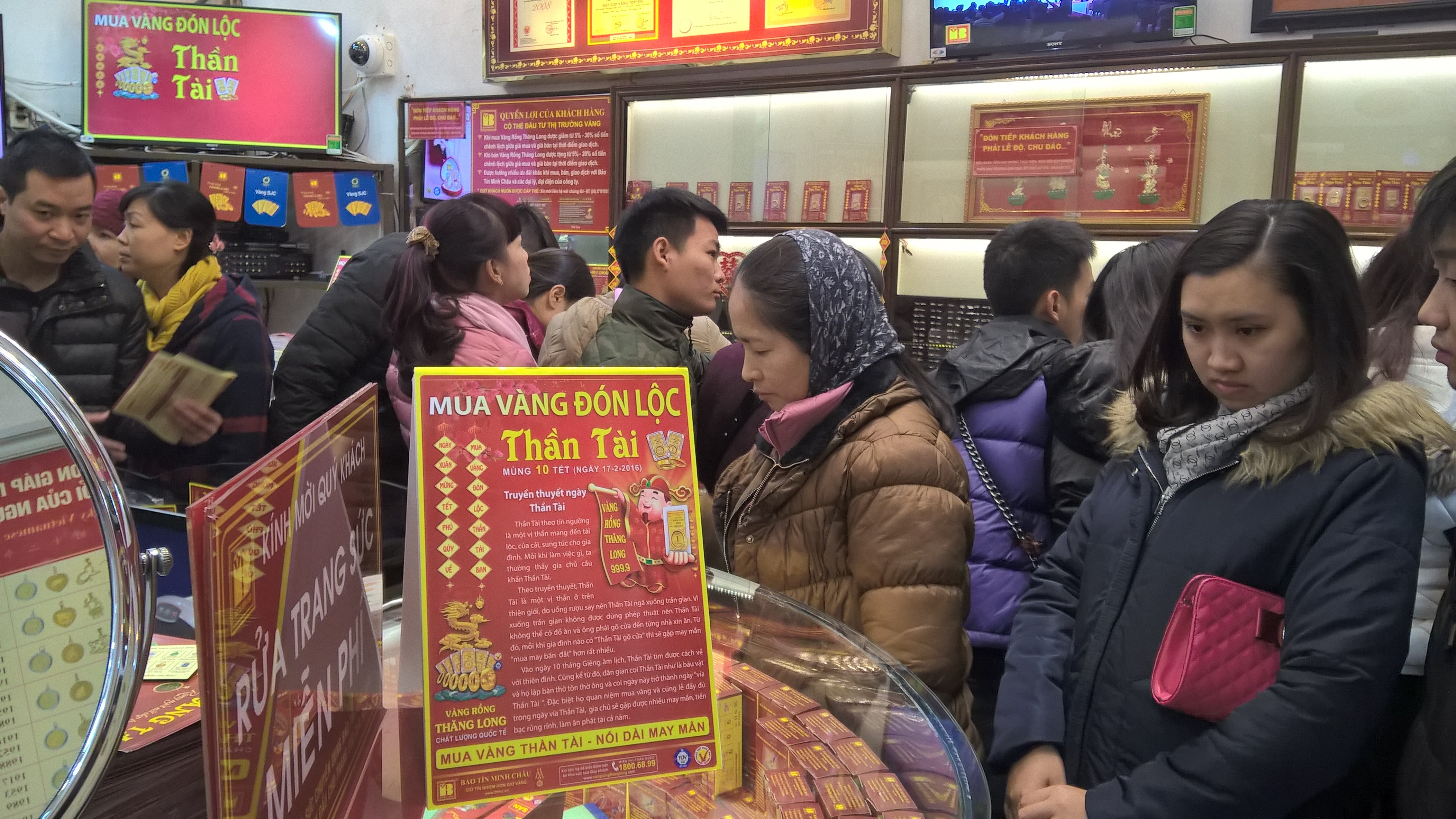 Nhà vàng ồ ạt bung hàng "đánh quả lớn" ngày Vía Thần Tài - 1
Theo nhiều doanh nghiệp cũng như giới sành vàng, không khí mua vàng ngày 10 âm lịch (ngày Vía Thần Tài) năm nay chắc chắn sẽ đông và nhộn nhịp hơn trước