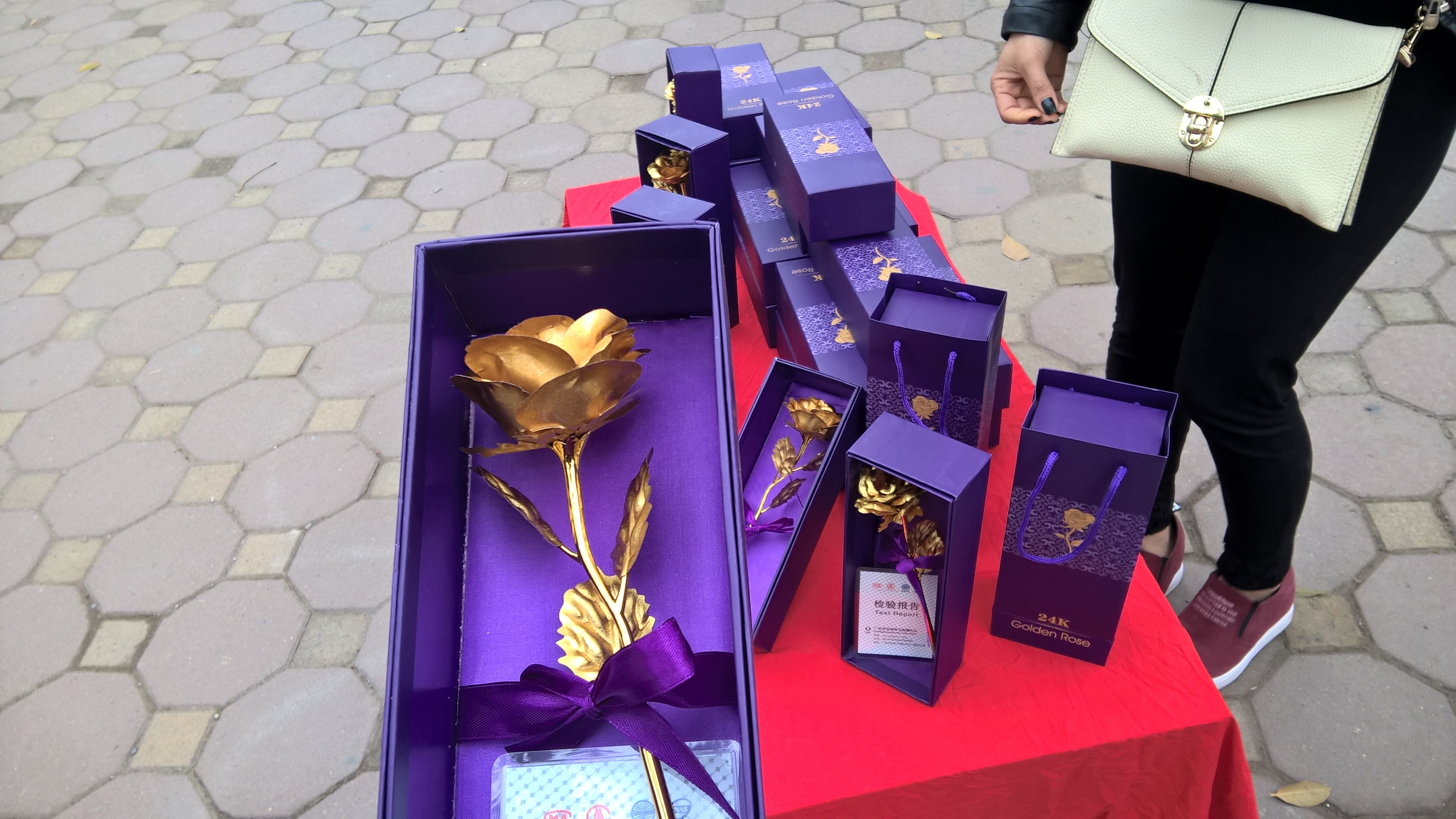 Quà tặng 8/3: Bông hồng "vàng 24K" siêu rẻ đổ bộ vỉa hè Hà Nội - 2 Nhìn bằng mắt thường, khó có thể phân biệt hoa hồng vàng này với các loại hoa hồng mạ vàng khác trên thị trường