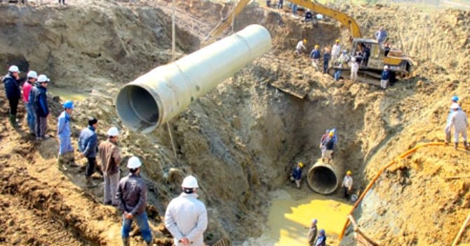 Nước sạch Sông Đà về Hà Nội bằng ống gang Trung Quốc - 1 Ống nước sạch Sông Đà làm bằng sợi composite cốt thủy tinh bị 17 lần bục vỡ, khiến chủ đầu tư này phải đổi vật liệu cho giai đoạn 2