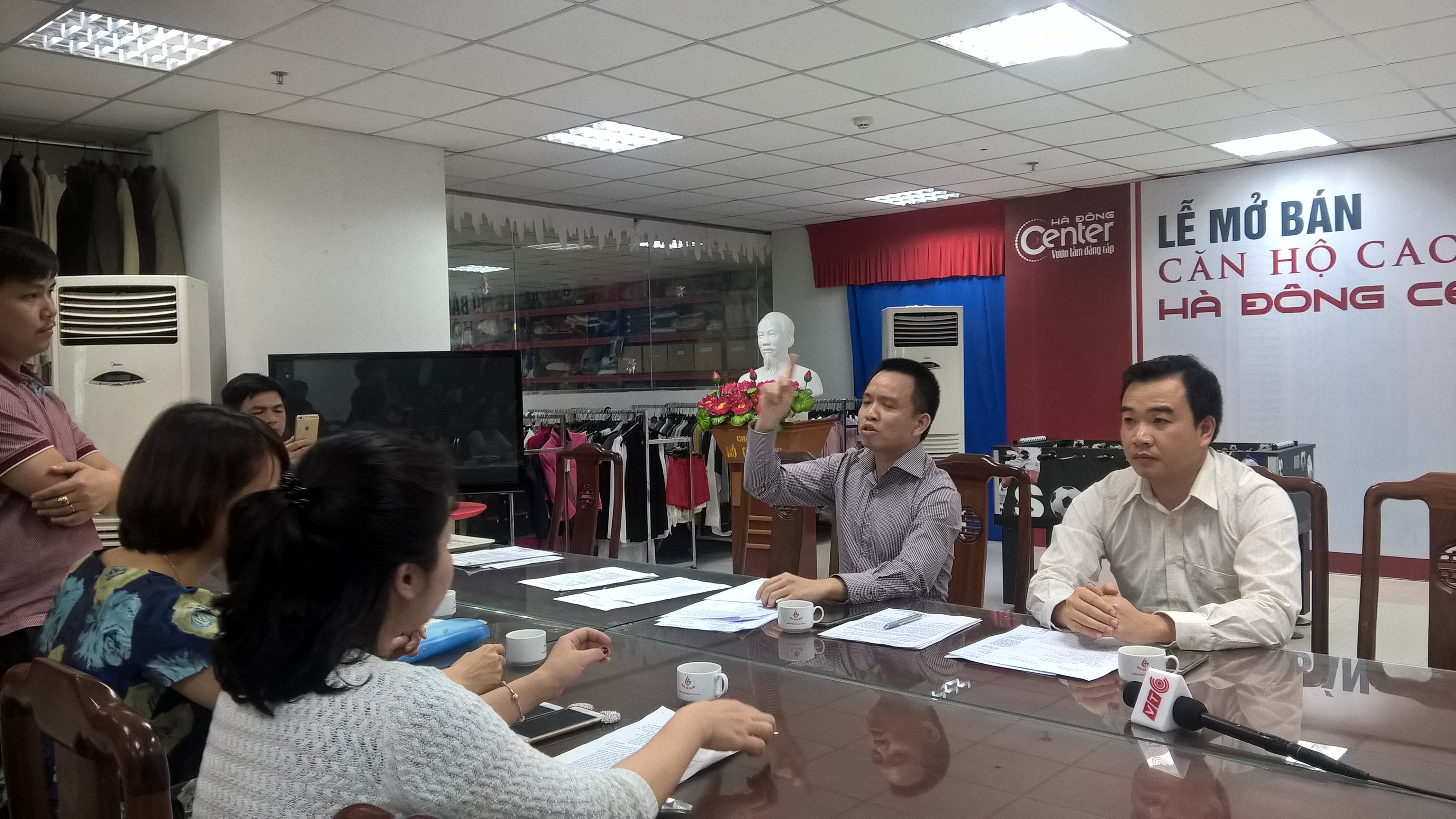 Chủ đầu tư Hồ Gươm Plaza khóa thang máy, "treo" dân trên chung cư cao tầng - 2
Cuộc gặp gỡ giữa Ban Đại diện cư dân và đại diện Chủ đầu tư Hồ Gươm Plaza.