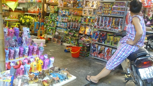 Một cửa hàng bán đồ chơi thiếu nhi toàn Made in China, khá đìu hiu dù lúc này đang là mùa cao điểm mua sắm đồ chơi cho bé.