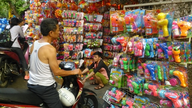 Mẫu mã và màu sắc bắt mắt, đây là điều khiến đồ chơi Trung Quốc ăn điểm trước đồ chơi Việt Nam