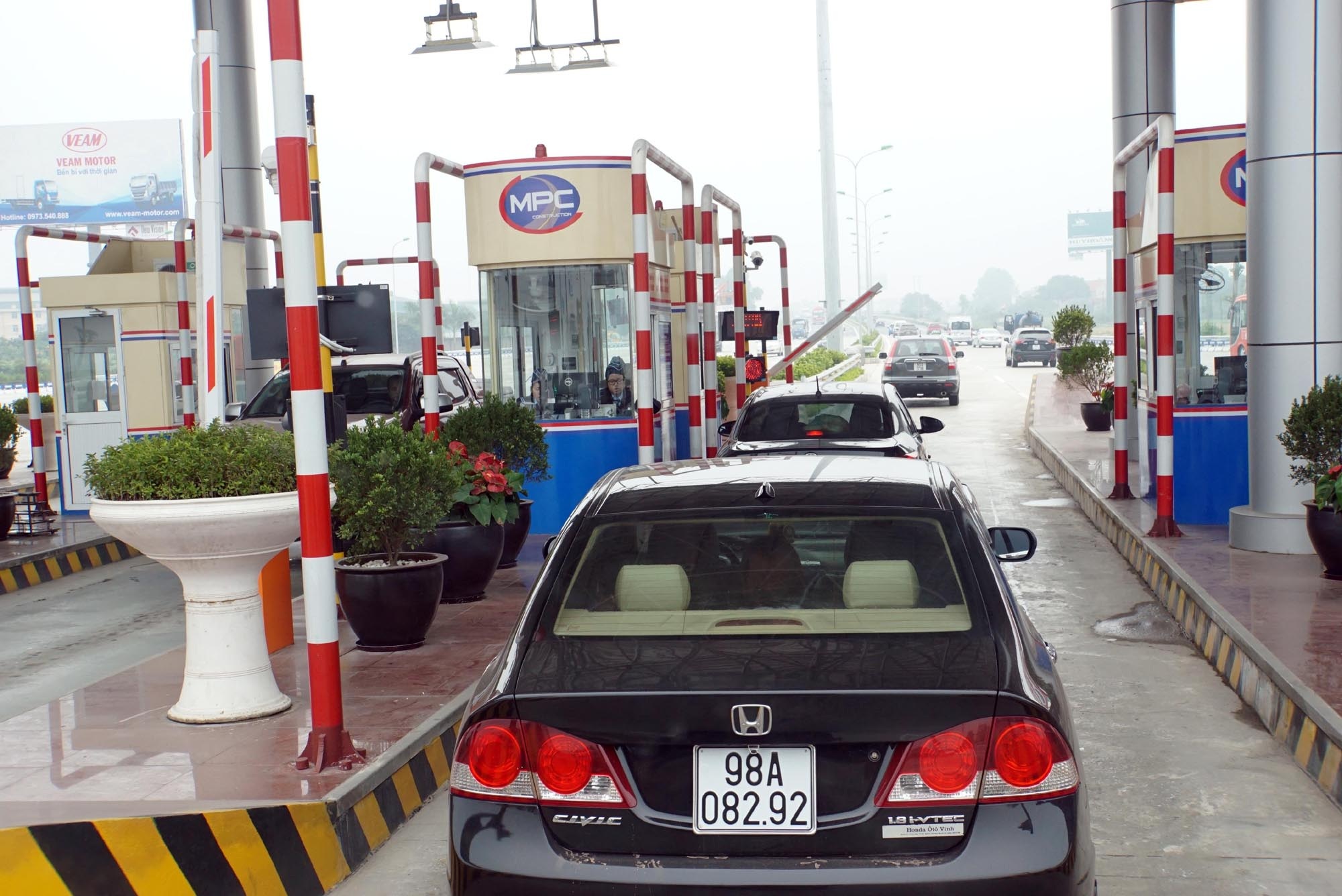 
Trạm thu phí BOT đang gây nhiều ý kiến trái chiều về khoảng cách cho phép trong quy định và trên thực tế (ảnh Ngọc Thắng)
