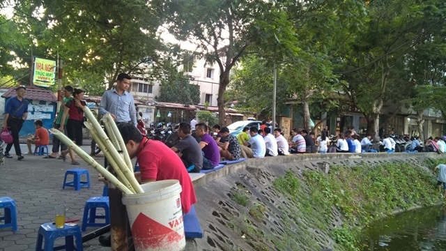 Những nghề kiếm bạc triệu "nhàn tênh" nhờ nắng nóng - 3 Trà đá, mía đá vỉa hè đắt khách ngày Hà Nội siêu nắng
