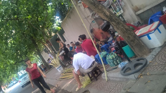 Những nghề kiếm bạc triệu "nhàn tênh" nhờ nắng nóng - 1 Róc hàng chục bó mía mỗi ngày, nhưng số tiền thu lời của nghề hót này rất lớn