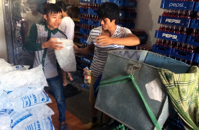 Những nghề kiếm bạc triệu "nhàn tênh" nhờ nắng nóng - 4
Hơn lúc nào hết, những ngày Hà Nội nóng cao điểm thì các dịch vụ vận chuyển hàng, ship hàng lại trở nên cực kỳ đắt khách và phát triển rất mạnh.