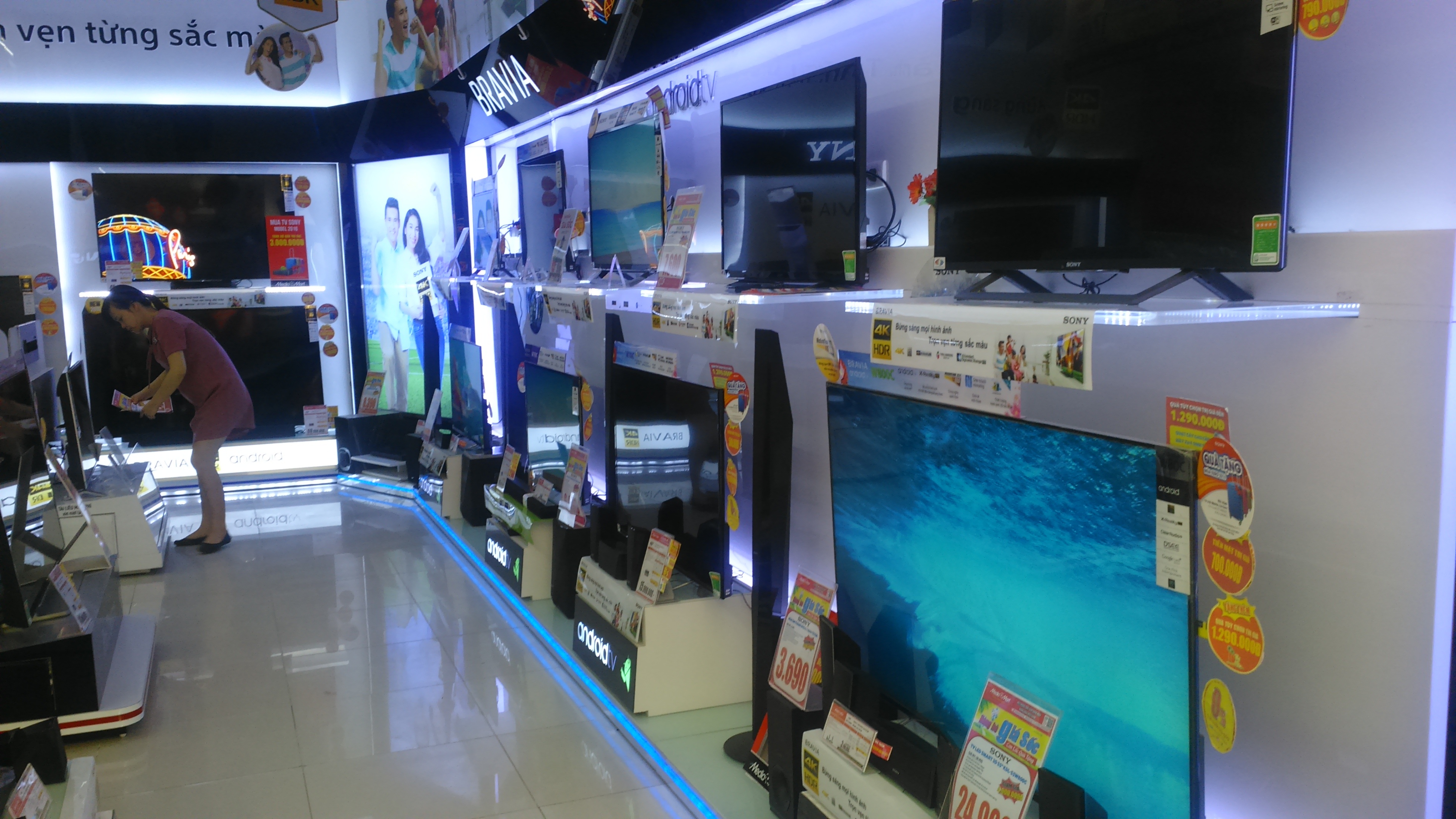 Dù tung nhiều chiêu giảm gái nhưng tivi vẫn khá vắng khách mua