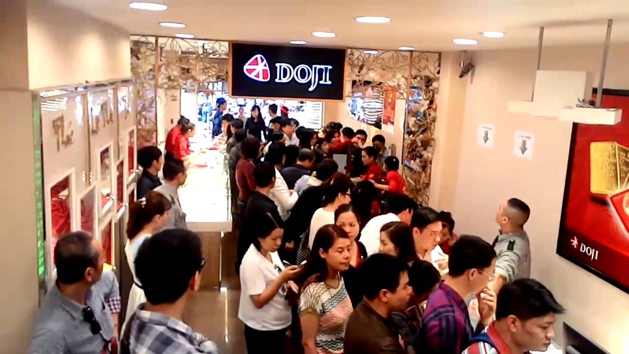 Giá vàng biến động: Người cầm vàng đổ xô đi bán để chốt lời - 1
Theo một số doanh nghiệp kinh doanh vàng, số lượng vàng mà họ mua vào ngày 16/6 tăng gấp 7 lần so với ngày bình thường. Giá cao nên người dân đổ xô đi bán vàng. Đến ngày hôm nay 17/6, giá vàng hạ nhưng xu hướng đi bán vàng vẫn còn tiếp tục.