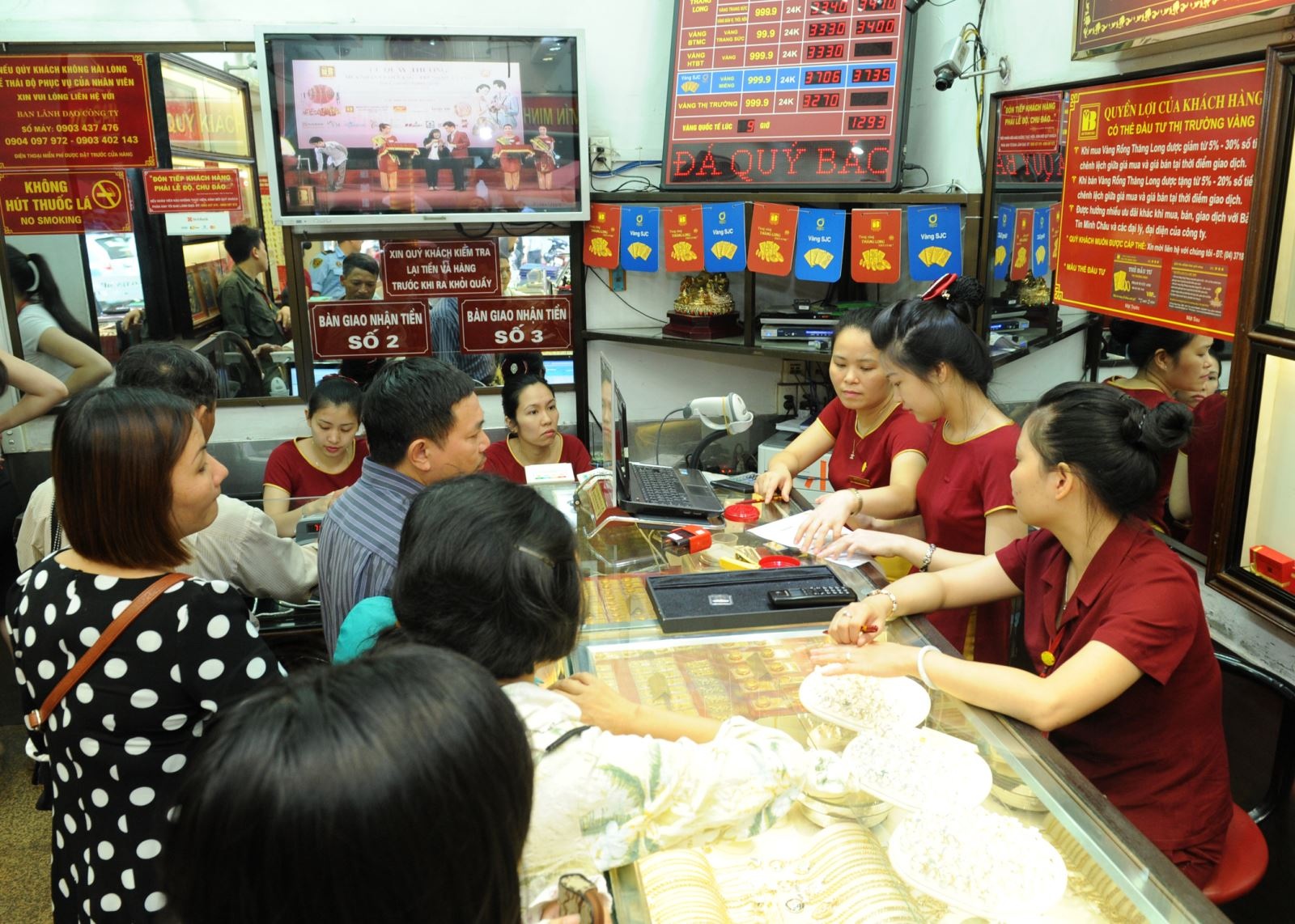 Giá vàng tăng "chóng mặt", dân tranh thủ gom hàng - 1 Giá vàng tăng nhanh trong mấy ngày gần đây, khiến người dân đang có tâm lý mua vàng vào để kiếm lời. Tuy nhiên, theo giới chuyên gia thì hành động này tiềm ẩn nhiều rủi ro nếu như chỉ bỏ tiền theo tâm lý đám đông