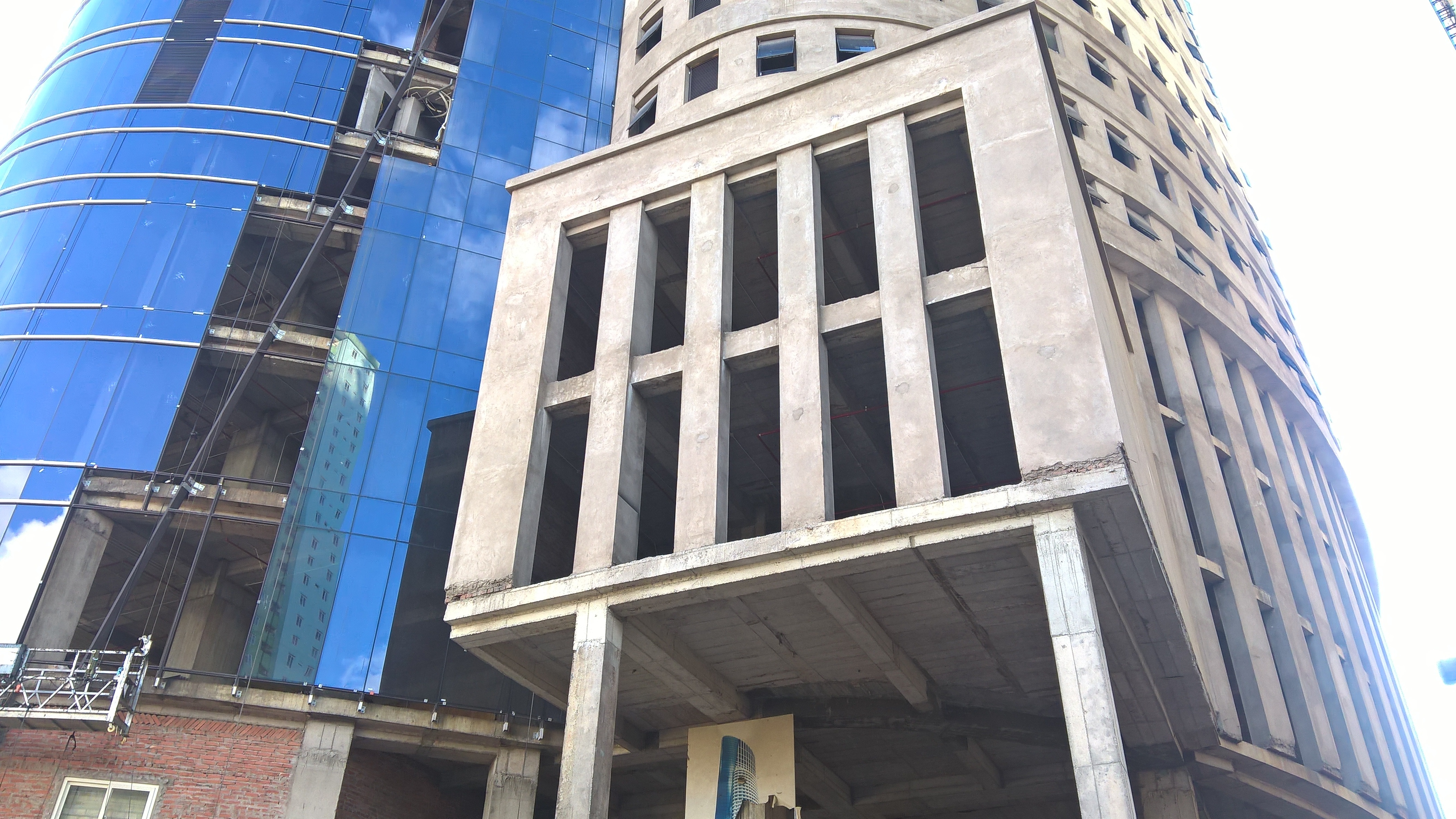Dự án Ellipse Tower: Tuyệt vọng ngày chờ giao nhà - 3
Chủ đầu tư hứa bàn giao căn hộ cho khách tháng 7/2016. Nhưng hiện tại công trường xây dựng vẫn ngổn ngang