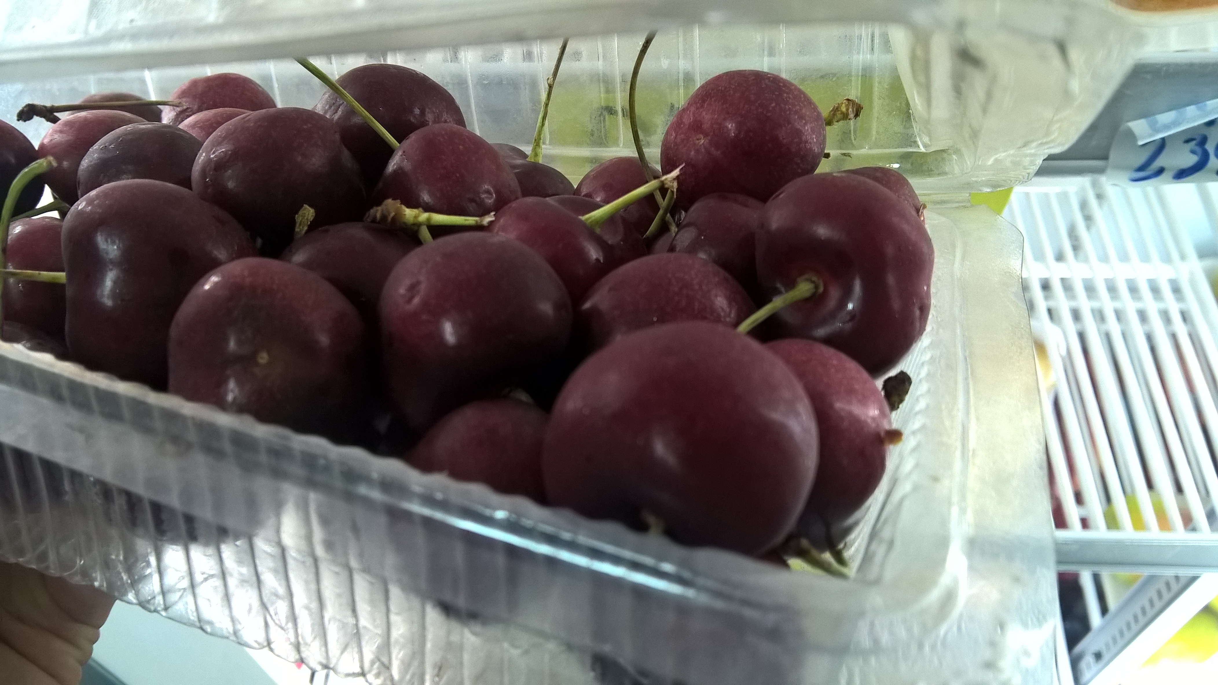 Ma trận quả cherry: Hàng Tàu "đột lốt" Mỹ, Canada bán giá cao - 2 Cherry ba không: không bao bì, không nhãn mác, không xuất xứ và không thời hạn sử dụng