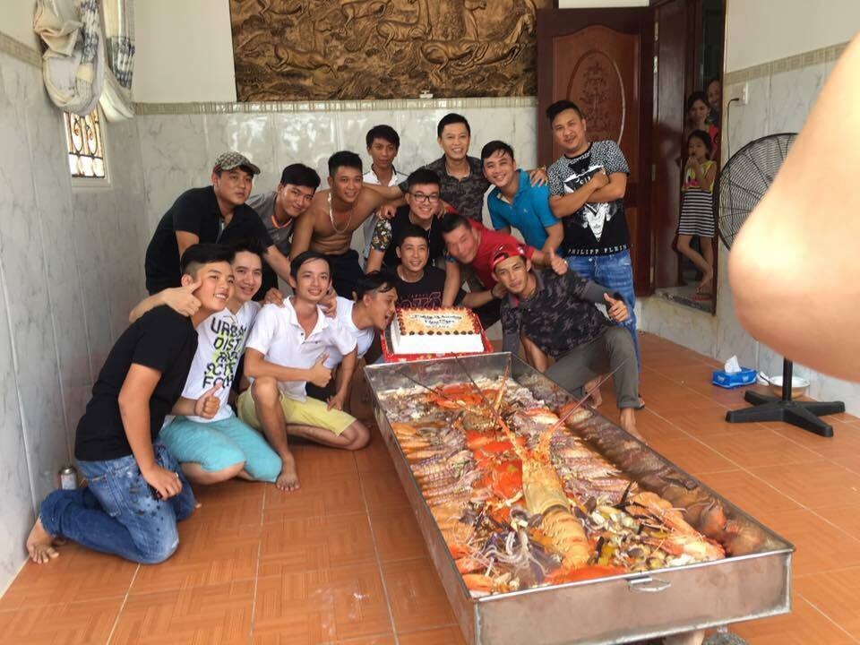 Các thành viên nhóm mô tô phân khối lớn bên bánh sinh nhật và nồi lẩu tự làm trị giá gần 50 triệu đồng