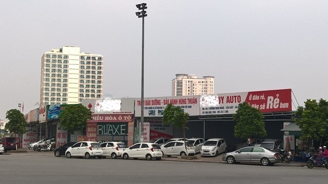 Thay đổi thuế tiêu thụ, đại lý ô tô cũ xoay đủ cách để sống! - 1 Tại một cơ sở khác chuyên bán các loại xe matiz cũ, thì thời điểm này, loại xe đi được, không gặp bất cứ sự cố gì giá cũng chỉ 120 triệu đến 150 triệu/xe, đại lý kèm bảo hành luôn 3 tháng.