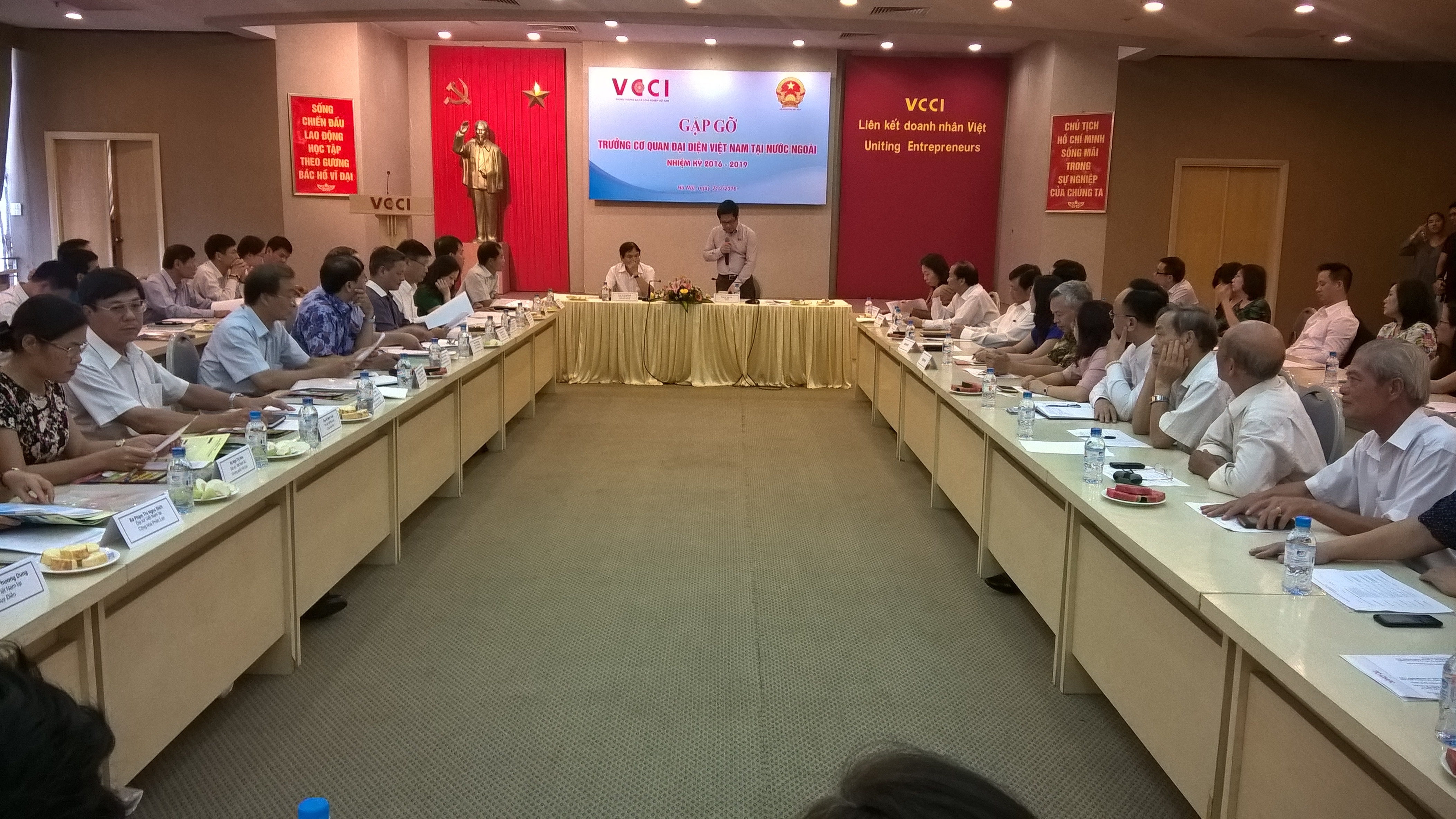 Doanh nghiệp kỳ vọng đại sứ Việt như những "nhà tình báo kinh tế" - 1 Các tân Đại sứ Việt Nam tại nước ngoài tham gia gặp gỡ, đối thoại với DN trong nước để tìm kiếm giải pháp giúp đỡ về tìm kiếm thị trường, thông tin xuất nhập khẩu của các nước