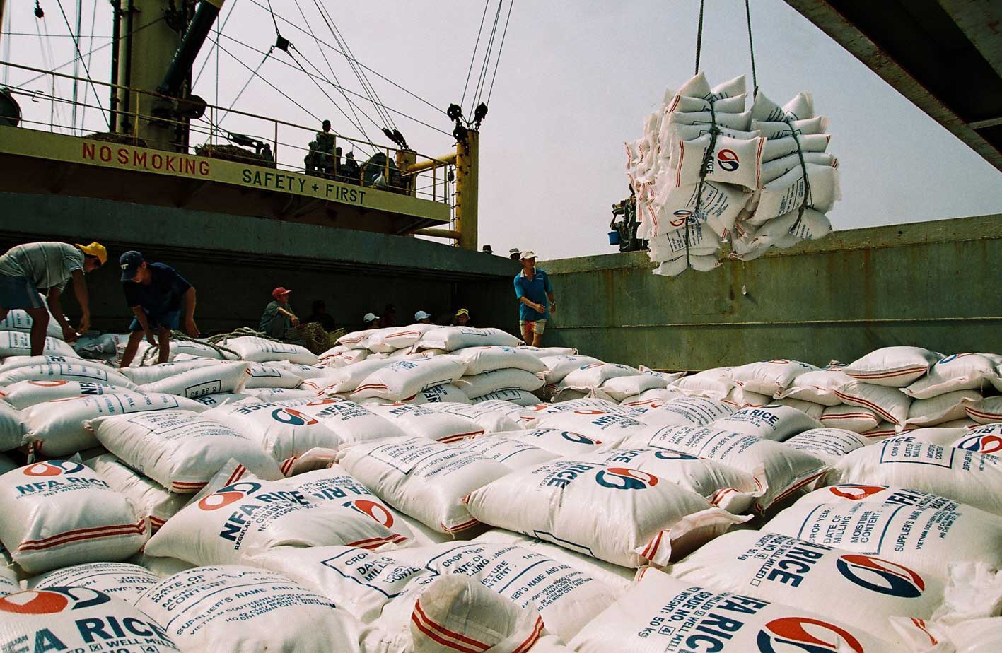 Không chi ngân sách để làm thương hiệu gạo quốc gia - 1 Gạo Việt Nam đang bị cạnh tranh quyết liệt không chỉ từ Thái Lan, Ấn Độ mà mới xuất hiện các đối thủ cạnh tranh xuất khẩu gạo từ các nước như Myanmar, Campuchia...