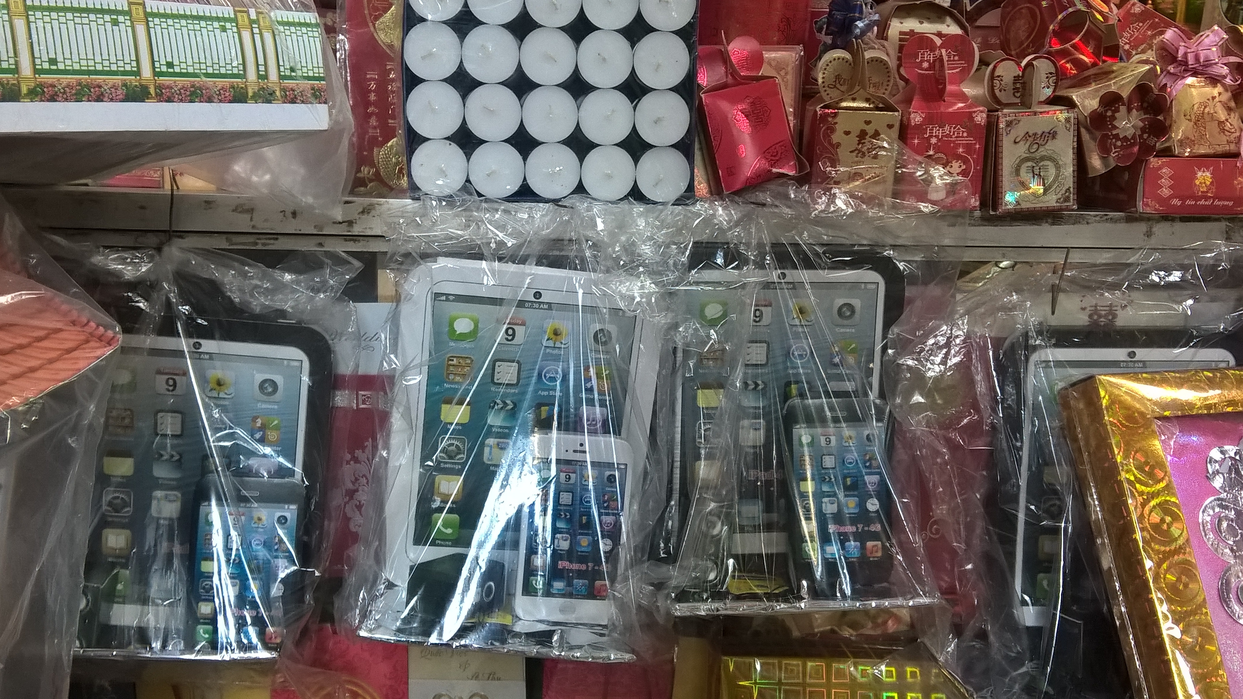 Xe hơi, nhà lầu cho người cõi âm nhộn nhịp xuống phố - 5
Thậm chí hàng mã iPhone, iPad cho người âm dùng có kèm theo sim 3G kết nối tốc độ cao, có kích cỡ như thật cũng được bày bán rất nhiều, mức giá dao động từ 100.000 đồng - 130.000 đồng/bộ