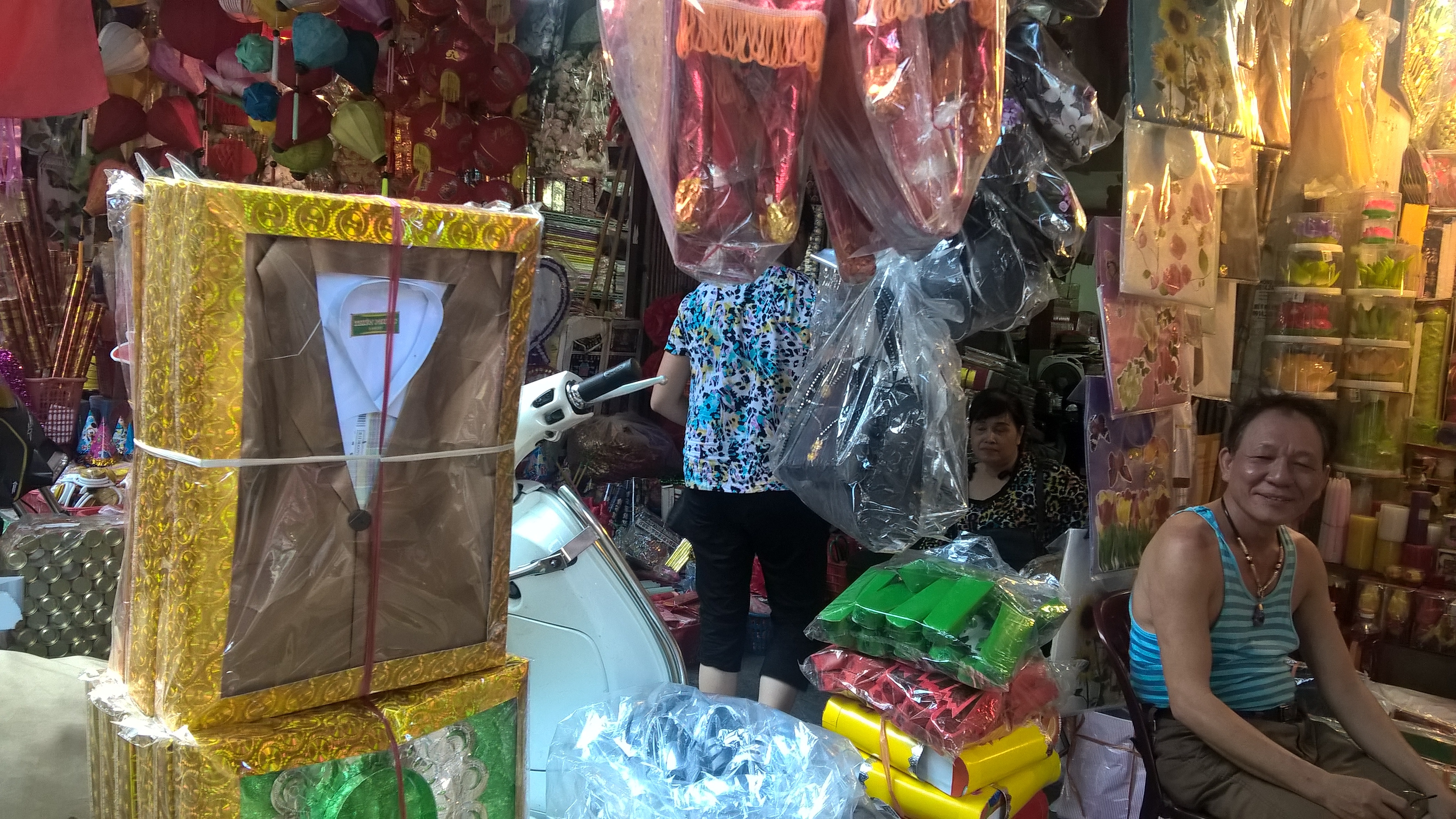 Xe hơi, nhà lầu cho người cõi âm nhộn nhịp xuống phố - 3 Theo người bán, những bộ đồ vest hay áo dài hàng mã được cắt với kích cỡ người thường để vừa lòng gia chủ thờ cúng, đốt cho người cõi âm