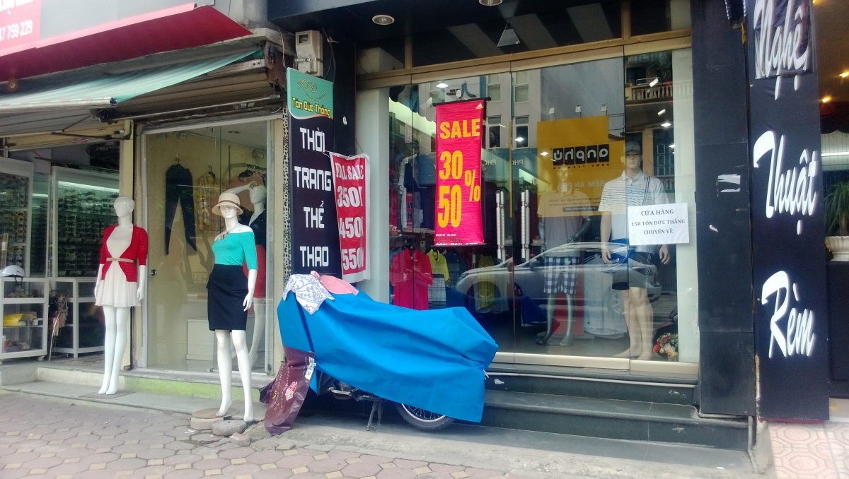 Tháng cô hồn, dân buôn ế nặng, thầy cúng "đắt sô" - 1 Tháng cô hồn, các cửa hàng, shop quần áo vắng lặng do người tiêu dùng kiêng cữ