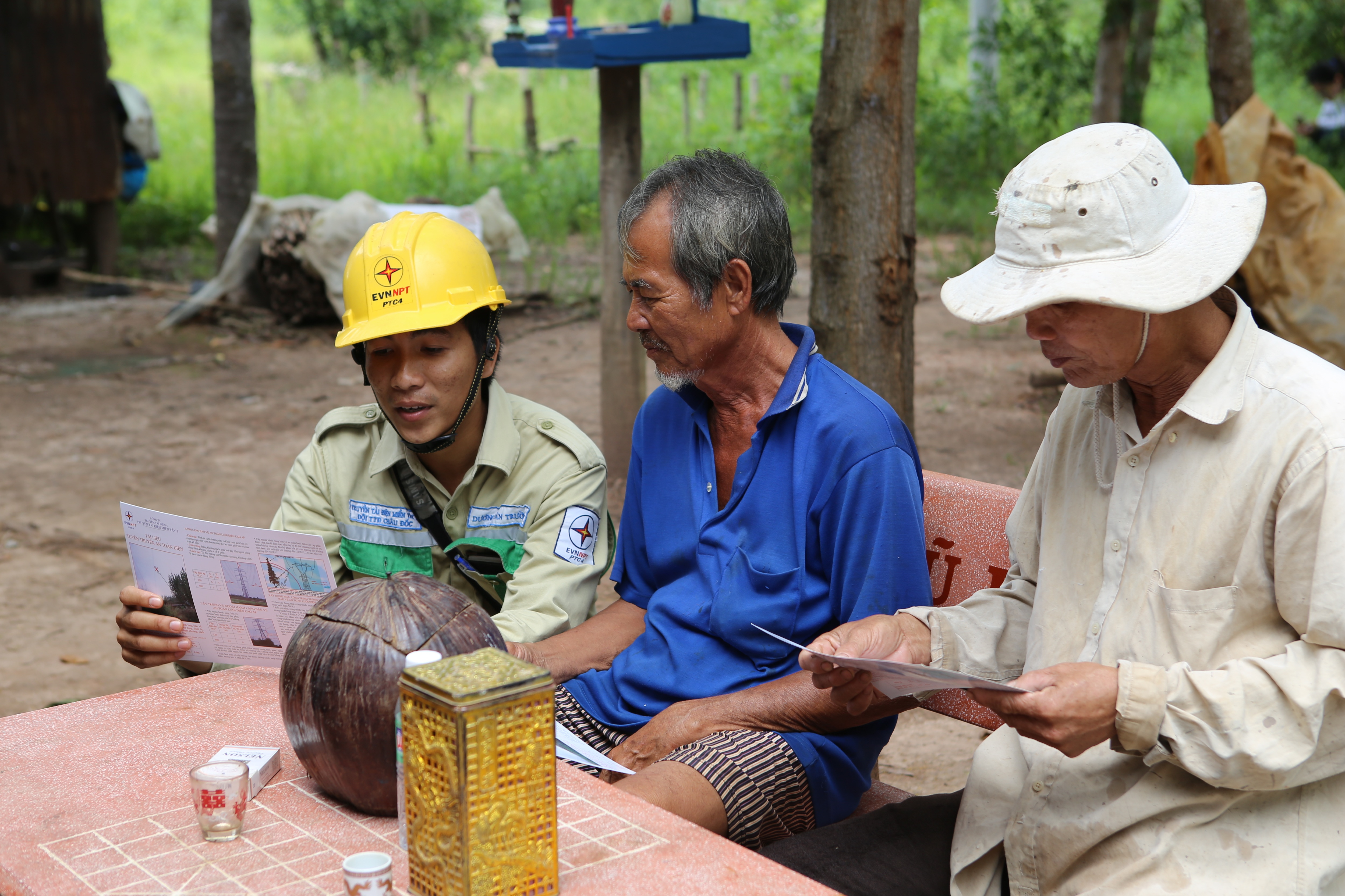 
Để đảm bảo an toàn lưới điện quốc gia và an toàn dòng điện cho người dân, những người thợ truyền tải kiêm luôn dân vận để hướng dẫn bà con cách sử dụng điện, bảo vệ tài sản Nhà nước.
