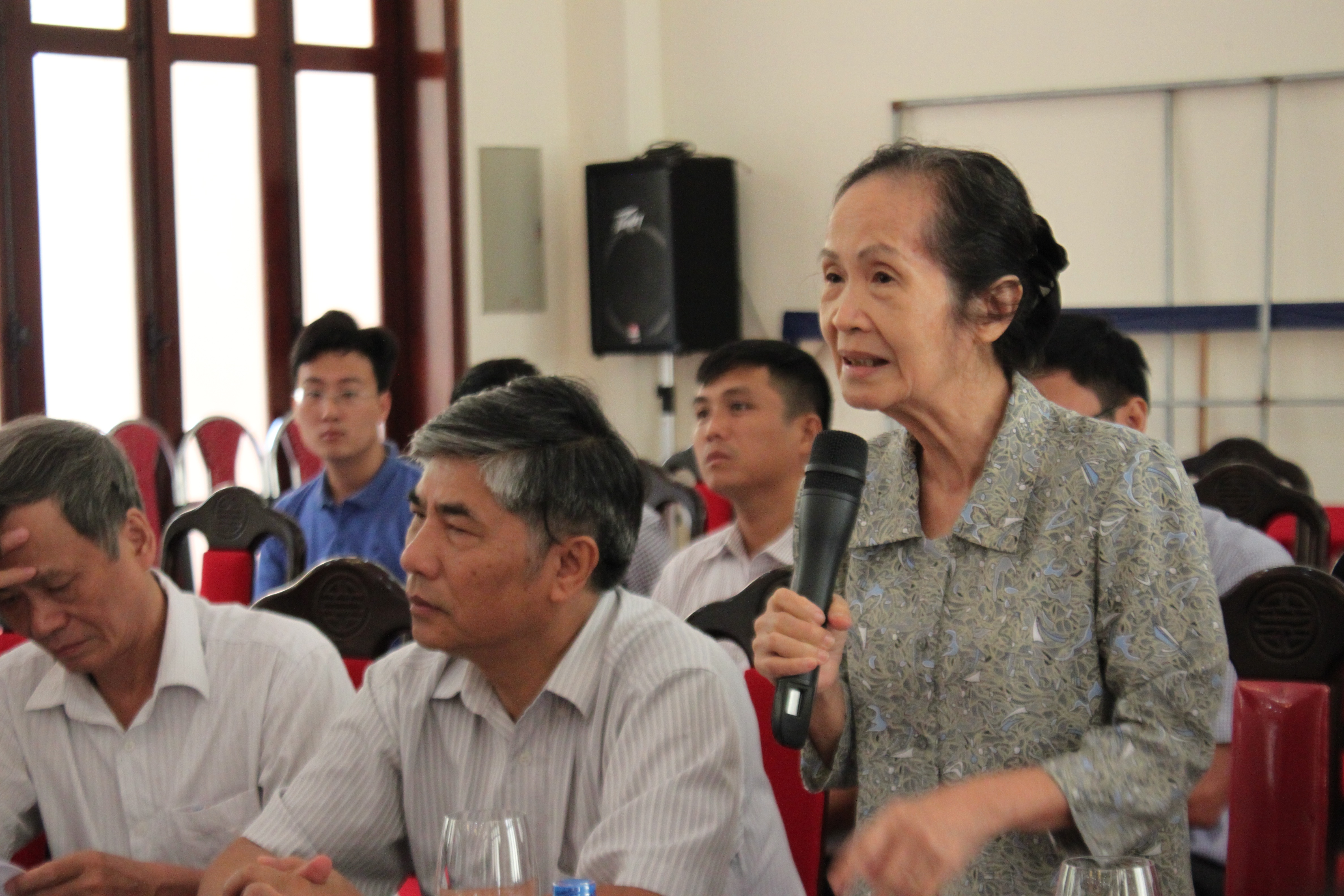 Chuyên gia Kinh tế Phạm Chi Lan (phải) và nguyên Viện trưởng Viện CIEM Lê Xuân Bá (thứ hai từ trái sang) có nhiều ý kiến sâu sắc tại Hội thảo trên.
