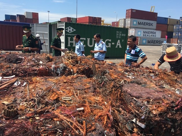 Hy hữu: Khai vải vụn để xuất lậu hàng trăm tấn nhôm, đồng - 2 Số đồng trong các container bị lực lượng Hải quan bắt giữ