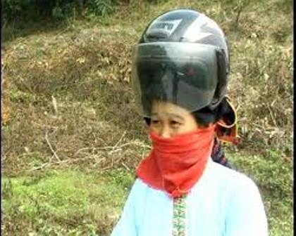 Nóng” tranh luận về mũ bảo hiểm dành riêng cho phụ nữ người dân tộc | Báo  Dân trí