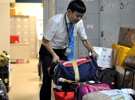 Nhân viên vệ sinh trả lại gần 1 tỷ đồng nhặt được trên máy bay - 1 Rất nhiều tài sản của hành khách đi máy bay bỏ quên đã được trao trả