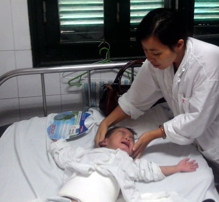 “Ngằn ngặt” tiếng khóc của bé 18 tháng tuổi bị tai nạn giao thông! - 1 Bé Hằng khóc ngằn ngằn trên giường bệnh với toàn thân băng bó, chị Lan (mẹ bé) đau xót bên con thơ