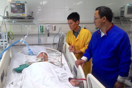 “Ngằn ngặt” tiếng khóc của bé 18 tháng tuổi bị tai nạn giao thông! - 3 Chiều 12/11, ông Khuất Việt Hùng (áo xanh) - Phó Chủ tịch Ủy ban An toàn giao thông Quốc gia - đến Bệnh viện Việt Đức thăm hỏi và tặng quà cho các nạn nhân bị tai nạn giao thông