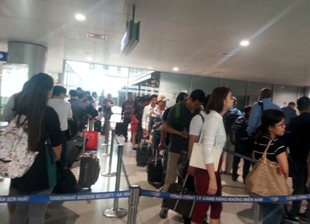 Sân bay Tân Sơn Nhất: “Tệ” nhất châu Á vì quá tải, thiếu học hỏi! - 2 Hành khách phải xếp hàng dài trong giờ cao điểm tại nhà ga Tân Sơn Nhất