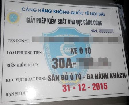 Nhan nhản “cò mồi”, taxi “dù” ở sân bay Nội Bài! - 2
Taxi được cấp phép ra vào sân bay đưa/đón khách được kiểm soát qua giấy này, nhưng taxi dù không cần giấy vẫn hiện diện ngang nhiên.