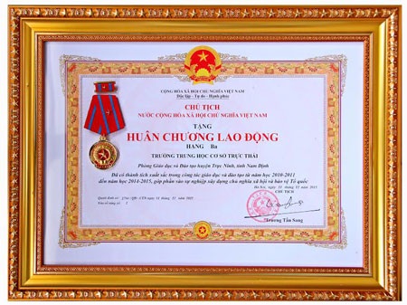 Trường THCS Trực Thái nhận Huân chương Lao động hạng Ba - 1 Chủ tịch nước trao tặng Huân chương Lao động hạng Ba cho trường THCS Trực Thái