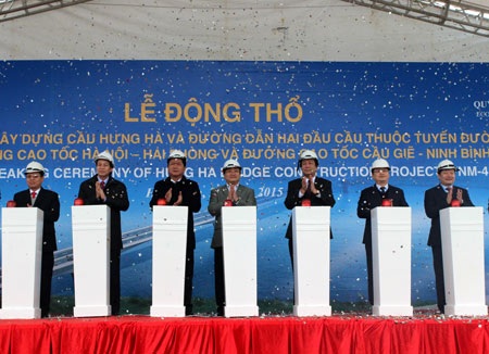 Xây dựng cây cầu “biểu tượng” nối liền 2 tỉnh Hưng Yên và Hà Nam - 1
Phó Thủ tướng Hoàng Trung Hải phát lệnh động thổ dự án