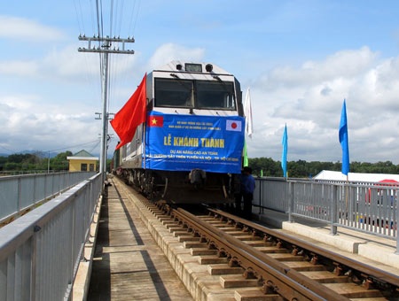 “Xóa sổ” toàn bộ cầu yếu, tàu Hà Nội - TPHCM chạy 120km/h - 1 Tuyến đường sắt Hà Nội - TPHCM đã được thay thế 44 cầu yếu, nâng tốc độ chạy tàu lên 120km/h