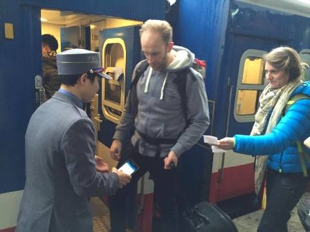 Mách cách kiểm tra vé để không phải... khóc ở ga tàu - 1 Hành khách đi tàu từ ga Hà Nội