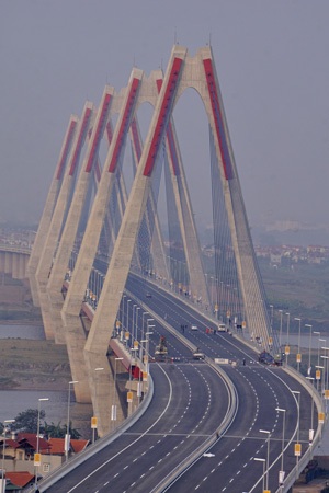Nâng vận tốc lưu thông trên đường Nhật Tân - Nội Bài lên 90km/h? - 1 Cầu Nhật Tân (ảnh: Hữu Nghị)