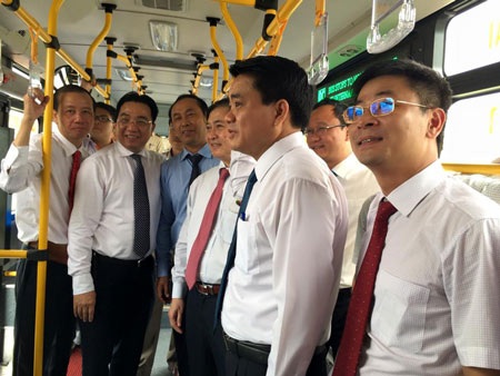 Xe buýt chất lượng cao đi sân bay Nội Bài giá 30.000 đồng/lượt - 2 Lãnh đạo Hà Nội và Bộ Giao thông vận tải trải chuyển buýt chất lượng cao đầu tiên ngay khi khai trương