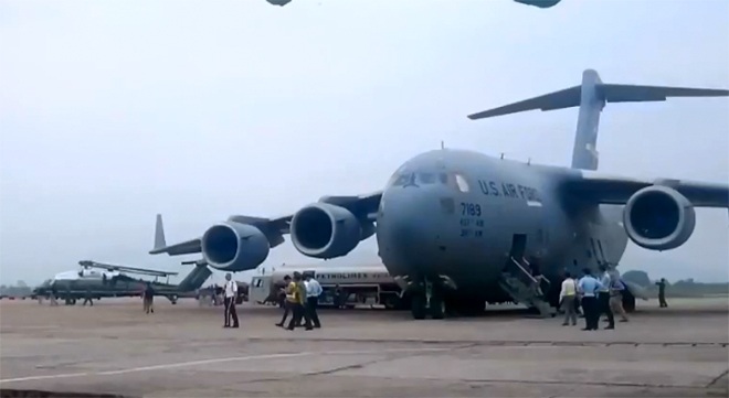 Siêu trực thăng của Tổng thống Mỹ chạy thử tại sân bay Nội Bài - 3 Boeing vận tải hạng nặng C17 đã chở trực thăng, ô tô, hàng hóa và các trang thiết bị phục Tổng thống Obama trong chuyến thăm kéo dài 3 ngày tại Việt Nam (ảnh: CTV)