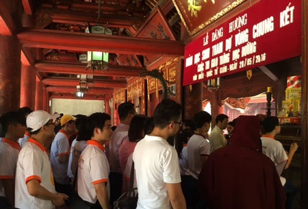 Cậu bé mồ côi đoạt giải Nhất cuộc thi “Giao thông học đường” - 2 Các học sinh xuất sắc đến thừ 38 tỉnh và thành phố dâng hương tại Văn Miếu - Quốc Tử Giám trước khi tham dự vòng chung kết diễn ra vào sáng 29/5