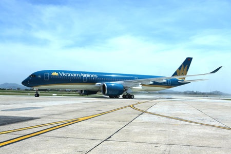Trải nghiệm dịch vụ 4 sao của hàng không quốc gia Việt Nam - 1
Vietnam Airlines đã mời chuyên gia tư vấn về dịch vụ hàng không hàng đầu thế giới đánh giá hiện trạng, xây dựng và triển khai tiêu chuẩn dịch vụ 4 sao trên toàn hệ thống. Vietnam Airlines sẽ tiếp nhận tổng cộng 33 máy bay mới Airbus 350 và Boeing 787 trong giai đoạn từ 2015 đến đầu 2019. 2 dòng máy bay này đã bắt đầu được hãng khai thác từ tháng 7/2015.