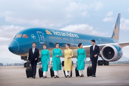 Trải nghiệm dịch vụ 4 sao của hàng không quốc gia Việt Nam - 2 Đội ngũ tiếp viên chuyên nghiệp, phục vụ tận tâm, được trang bị các kiến thức và kỹ năng về ẩm thực, văn hóa... trực tiếp đem đến cho khách hàng cảm nhận tận hưởng các giá trị dịch vụ đẳng cấp 4 sao.