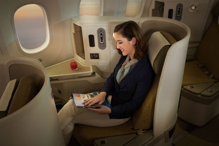 Trải nghiệm dịch vụ 4 sao của hàng không quốc gia Việt Nam - 4 Đội máy bay mới của Vietnam Airlines có khoang khách được thiết kế đột phá đạt tiêu chuẩn 4 - 5 sao với ghế hạng Thương gia (C), có độ ngả phẳng 180 độ như giường ngủ, được bố trí trong không gian riêng biệt, rộng rãi với đầy đủ các ứng dụng phụ trợ.