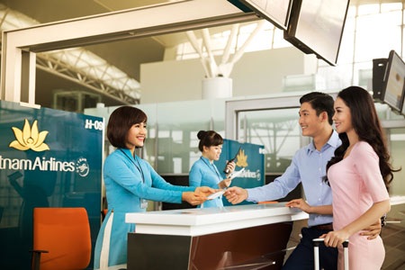 Trải nghiệm dịch vụ 4 sao của hàng không quốc gia Việt Nam - 12 Ngoài các quầy làm thủ tục đi máy bay ở sân bay, Vietnam Airlines đã phát triển thêm các loại hình dịch vụ làm thủ tục khác nhằm đáp ứng nhu cầu ngày càng cao của hành khách, như: Làm thủ tục tại máy kiosk, làm thủ tục trực tuyến và làm thủ tục trên thiết bị di động.