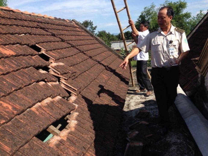 Xác minh vụ máy bay hạ cánh làm tốc mái nhà dân - 1 Mái ngói nhà ông Lê Văn Tiến bị đổ xuống, gia đình nghi là do máy bay hạ cánh (ảnh: Báo Giao thông)