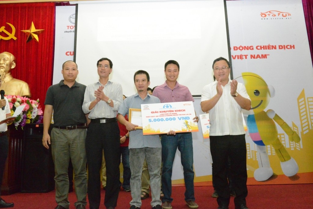 Trao giải thiết kế nhãn dán giao thông “Không nhắn tin khi lái xe”... - 1 Trao giải cuộc thi thiết kế nhãn dán an toàn giao thông sáng 23/6 (ảnh: UBATGTQG)