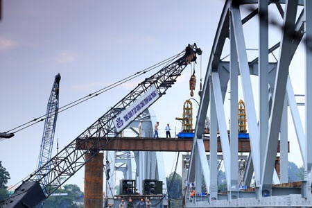 Hoạt động thi công cầu Ghềnh diễn ra liên tục 24/24