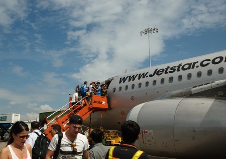 Không được lên máy bay vì dùng chứng minh thư cắt góc - 1 Theo quy định, hành khách không được lên máy bay nếu giấy tờ tùy thân không hợp lệ